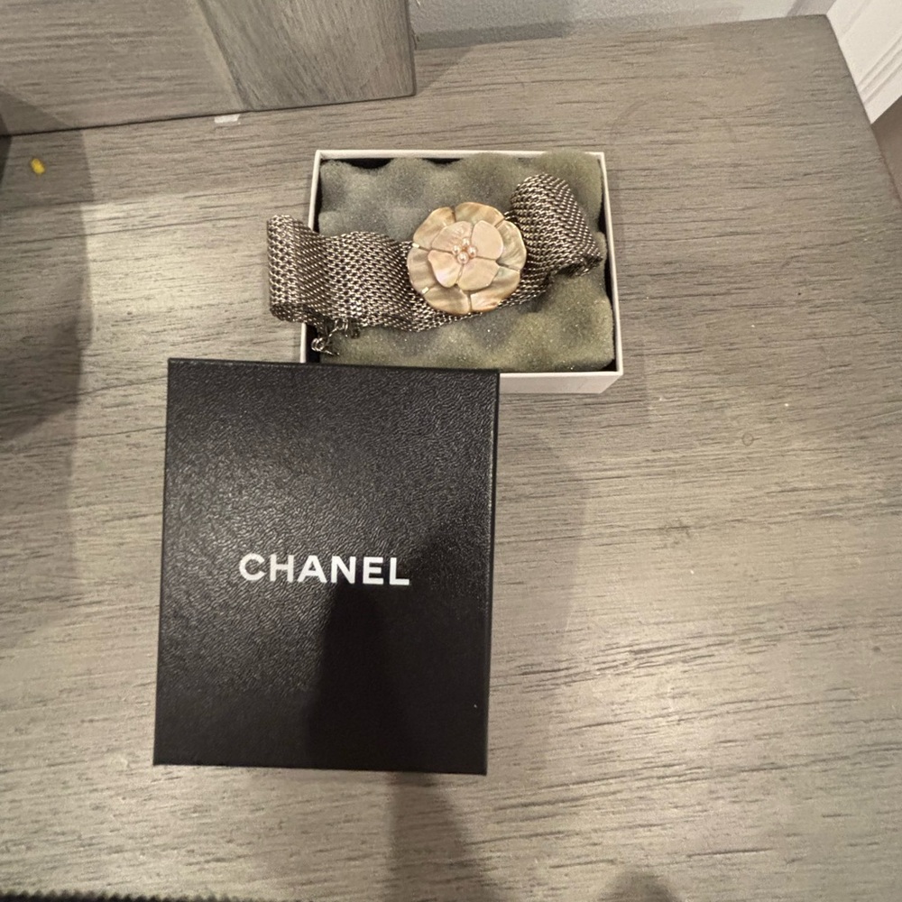 ***SOLD*** Chanel Mother Of Pearl Camellia Choker Necklace- Fall 1998 - Picture 10 of 11